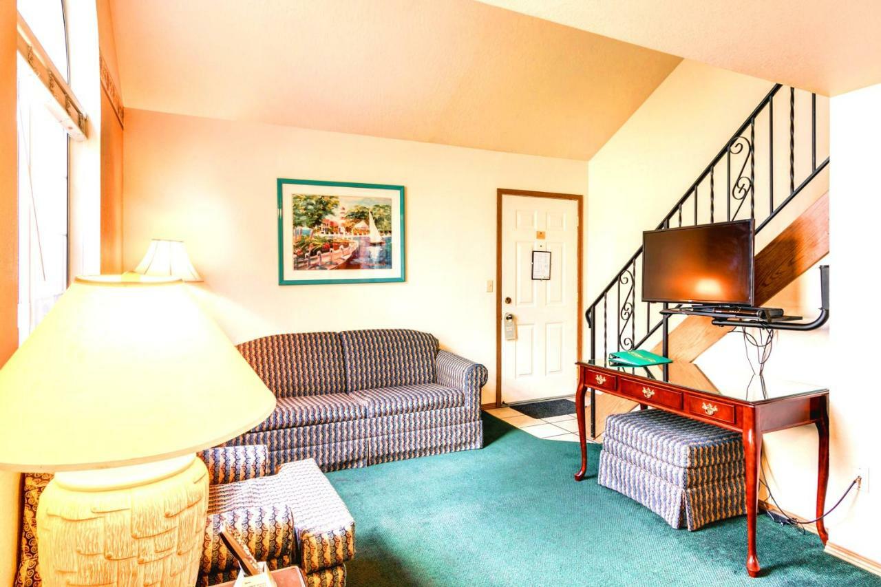 Turning Leaf Townhome Suites Fairwood Екстериор снимка