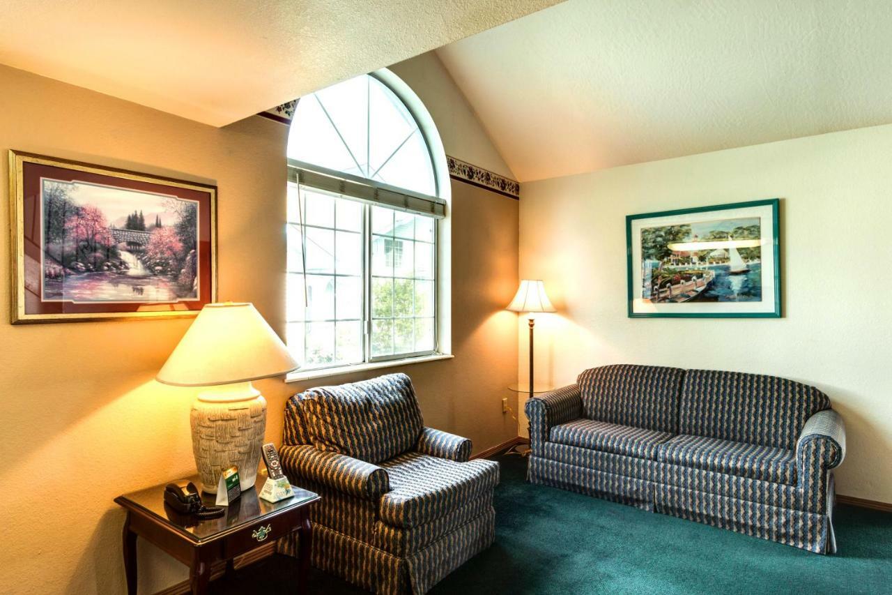 Turning Leaf Townhome Suites Fairwood Екстериор снимка
