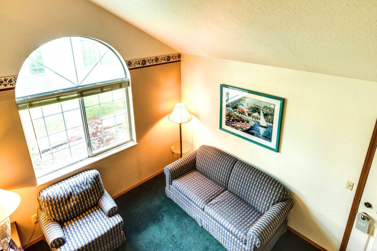 Turning Leaf Townhome Suites Fairwood Екстериор снимка