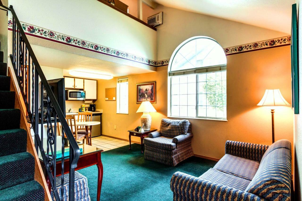 Turning Leaf Townhome Suites Fairwood Екстериор снимка